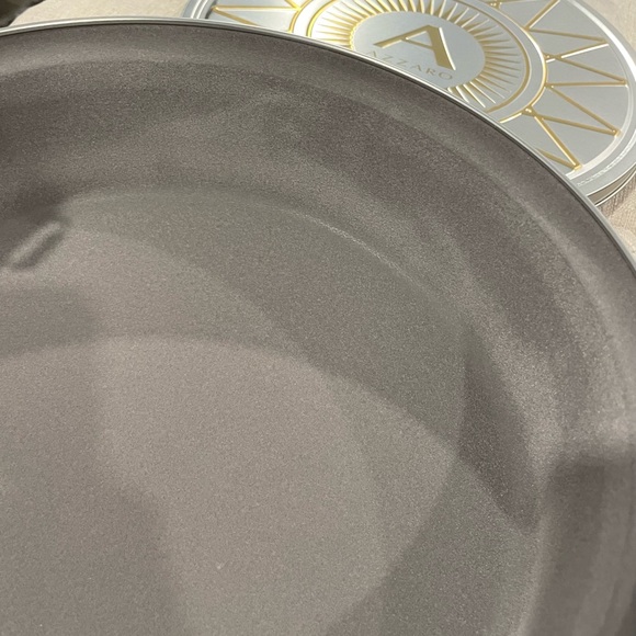 Azzaro Wanted Perfume Metal Gift Box. - Picture 6 of 6